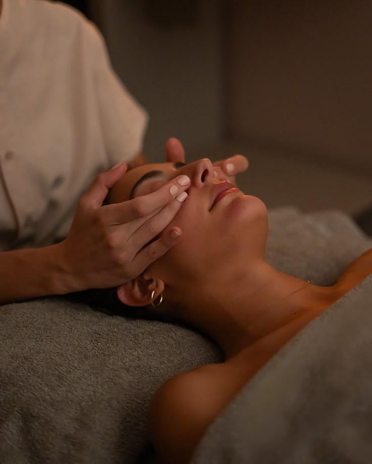 Drėkinanti veido procedūra + DOVANA