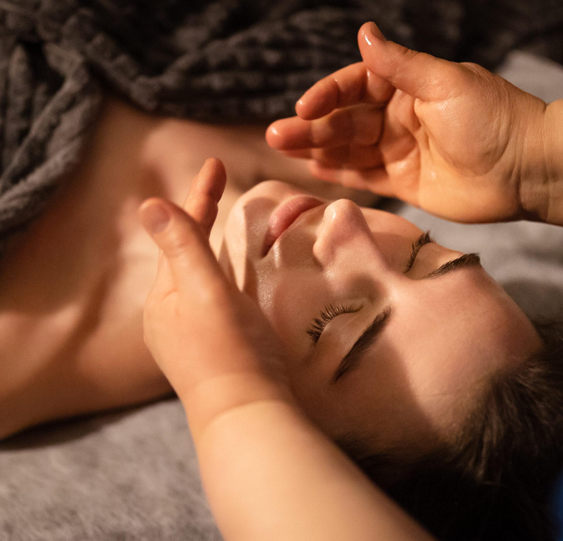 Drėkinanti veido procedūra + DOVANA (60 min)